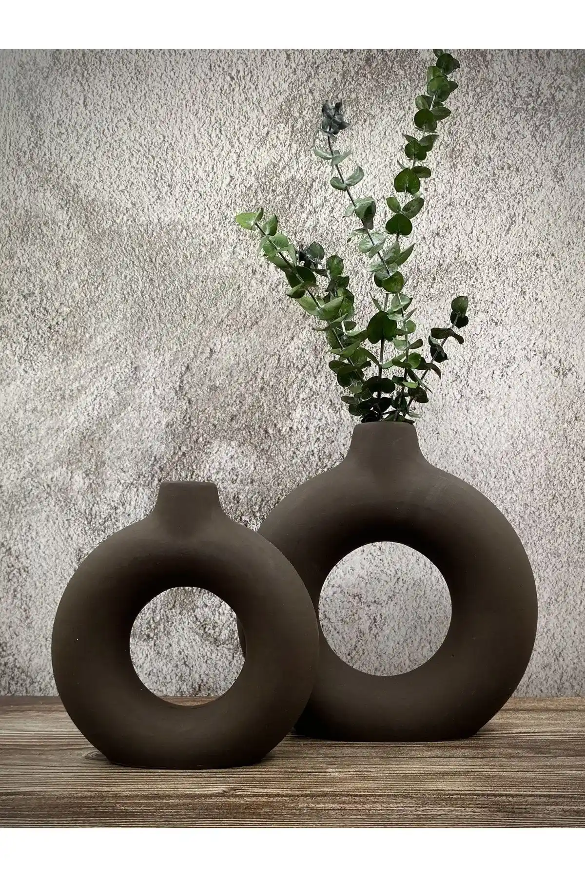 Halka Vazolar Dekorasyonda Modern ve Şık Bir Dokunuş Sunar
