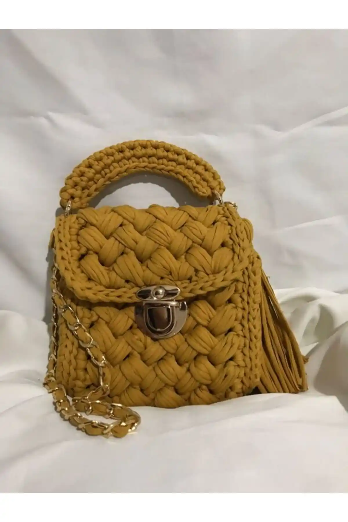 Hardal Sarısı Renkli Dekorasyon İpuçları ve Aksesuar Seçenekleri 2023