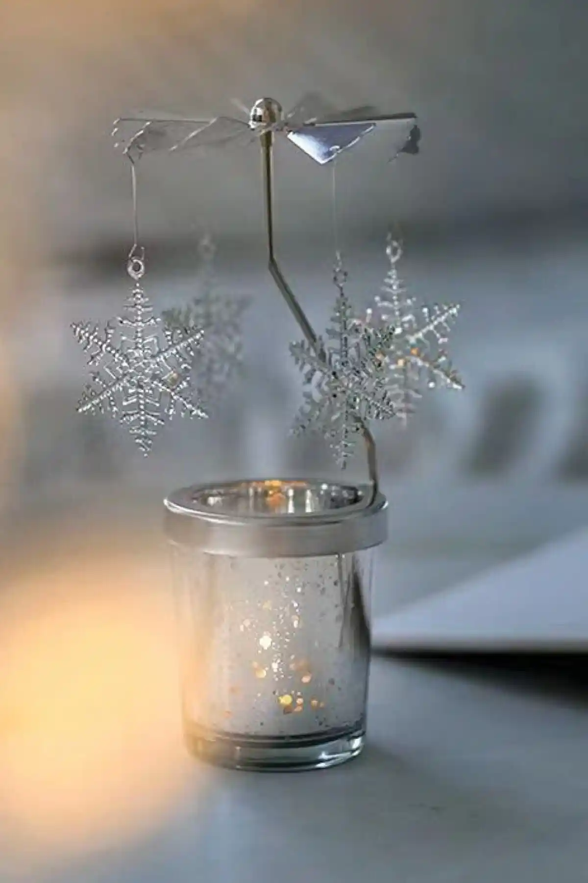 Hareketli ve Süslü Mumluklar: Modern Dekorasyonda Şıklık ve İşlevsellik