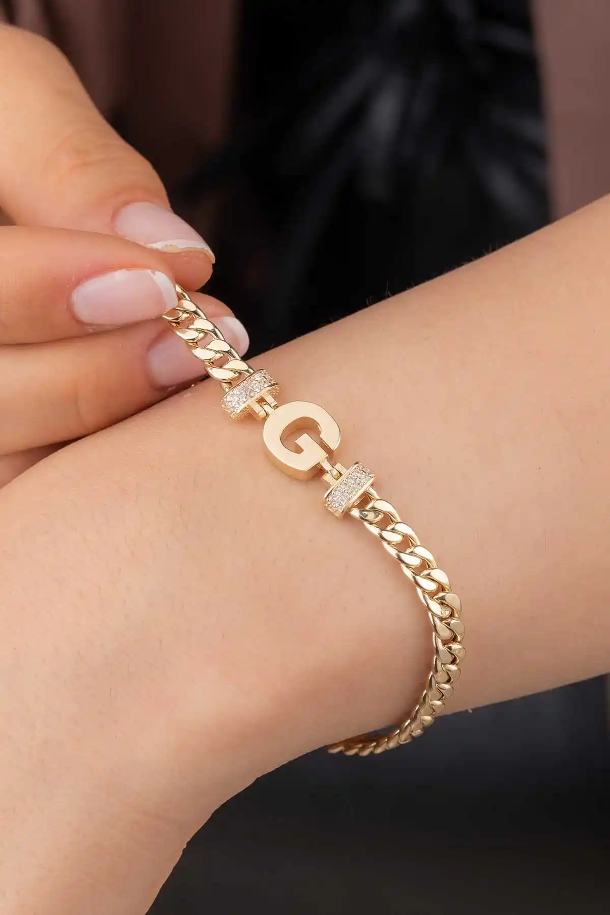 Harf Bilekliklerle Dekorasyon ve Stil İfade Etme Sanatı