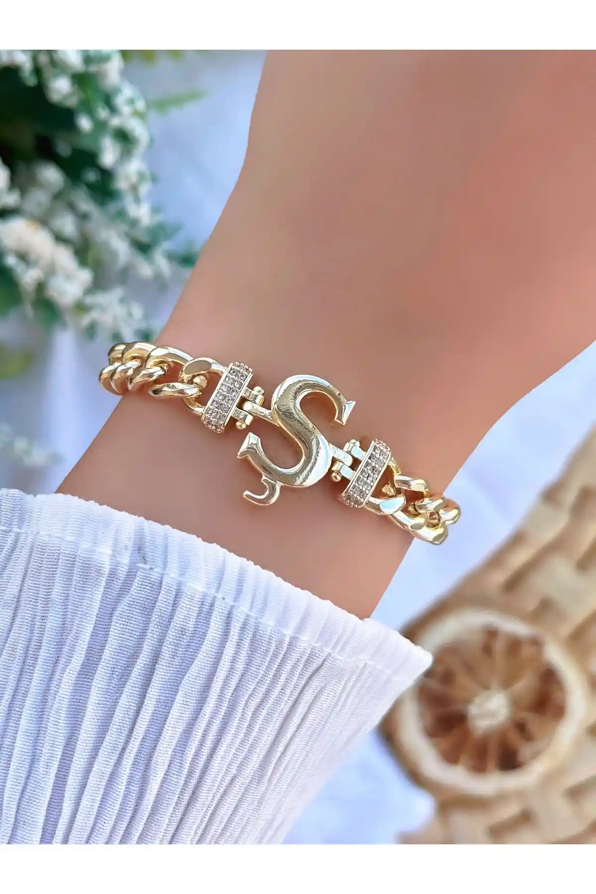 Harfli Zincir Bileklikler ile Dekorasyonda Şıklık ve Anlam Bir Arada