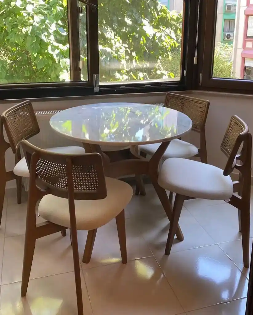 Hasır Görünümlü Masa ve Sandalye Dekorasyonunda Doğal Şıklık ve Çok Yönlülük