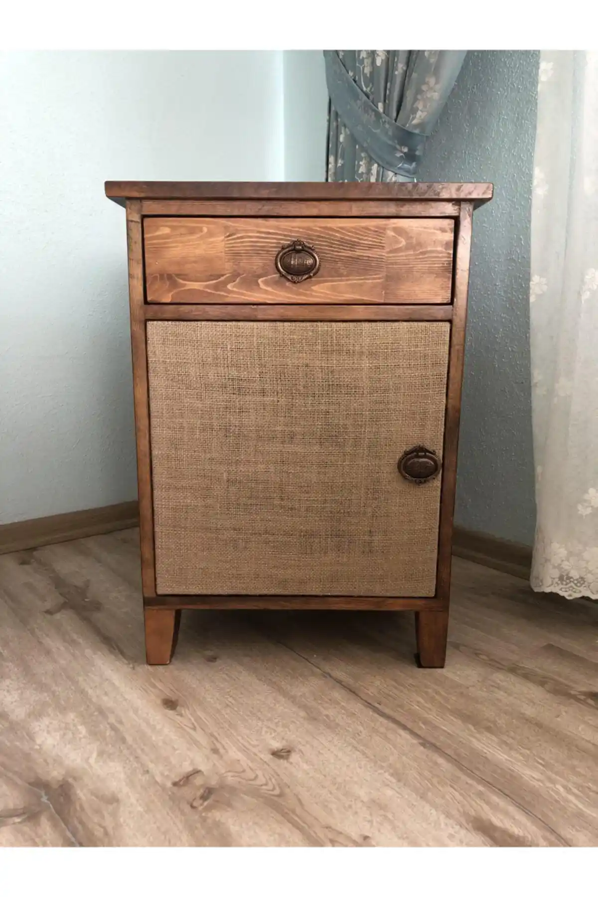 Hasır Komodinlerle Dekorasyonunuza Doğal ve Şık Bir Dokunuş Katın