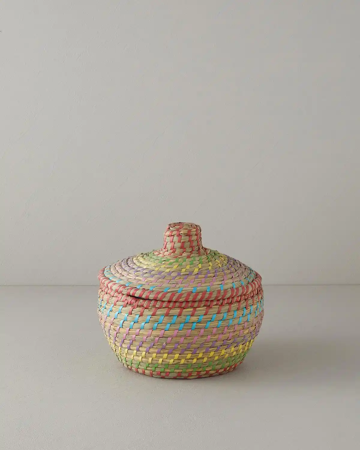 Hasır Saklama Kutuları ile Doğal ve Şık Ev Dekorasyonu Çözümleri