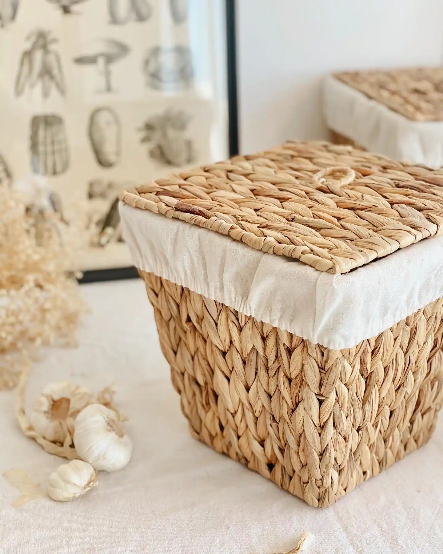 Hasır Sepet Kapaklı Modelleriyle Ev Dekorasyonunda Şıklık ve Fonksiyonellik