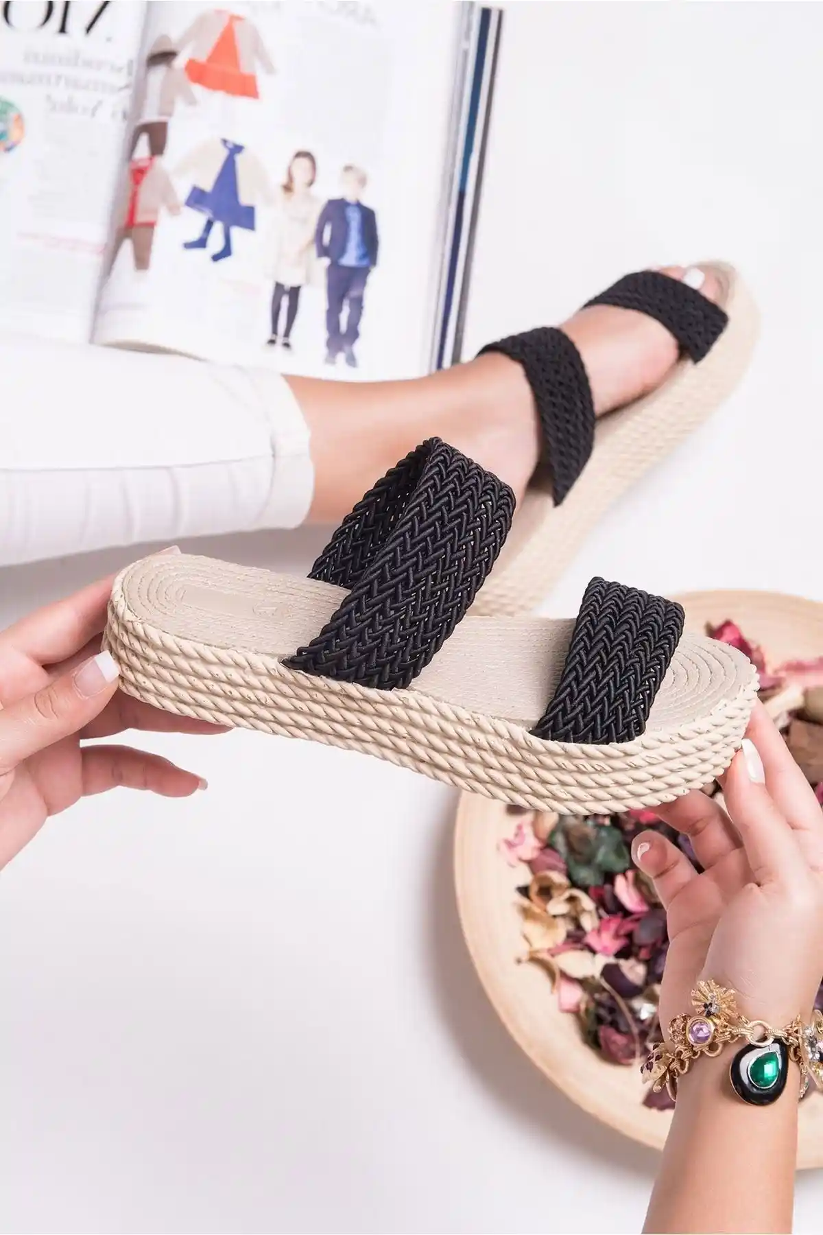 Hasır Terliklerle Dekorasyon ve Stil Uyumu: Yazın Trendlerini Yansıtan Doğal Seçenekler