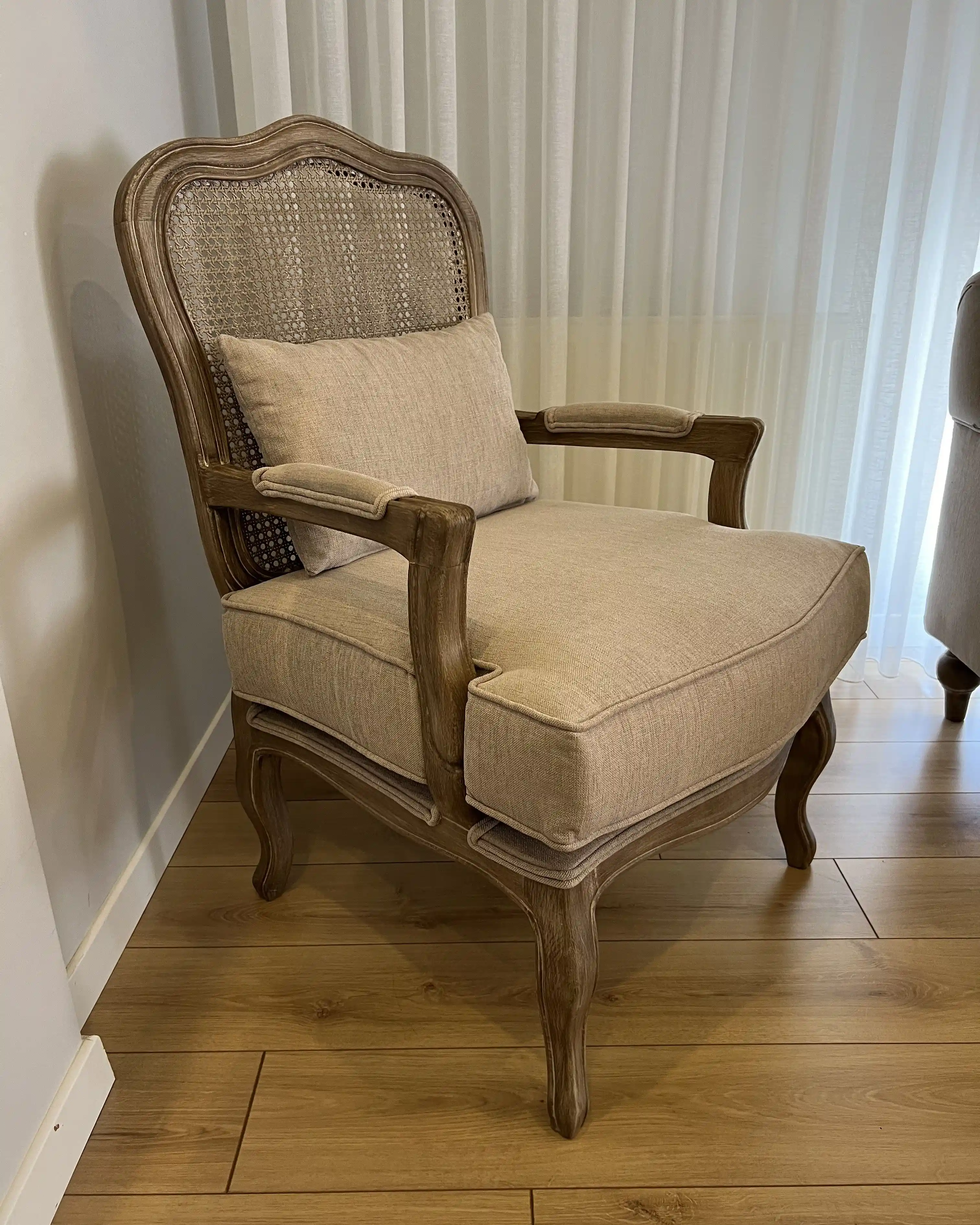 Hazeranlı Berjer: Doğal Malzemelerle Şık ve Otantik Dekorasyon Parçası