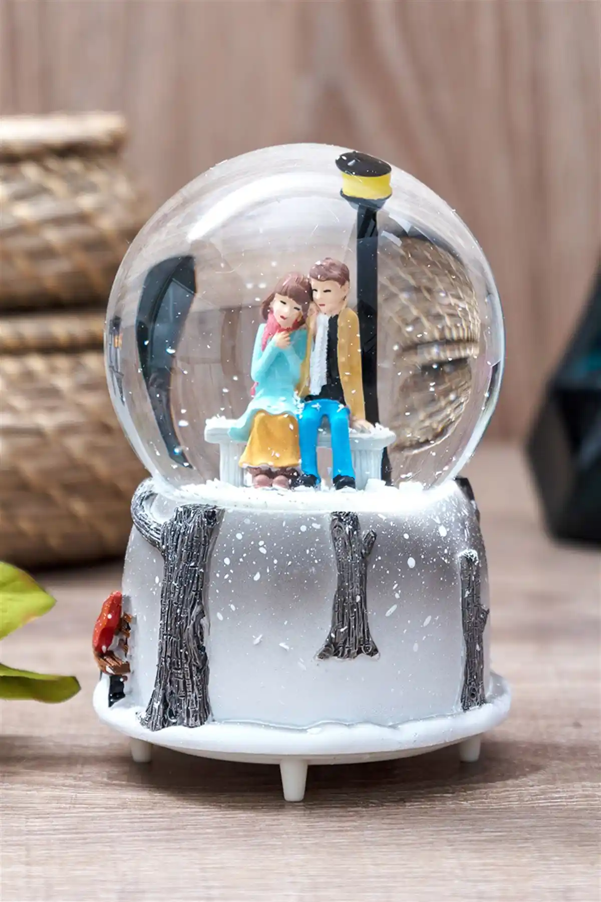 Hediye Kar Küresi Dekorasyonda Zarafet ve Anlamın Buluşması