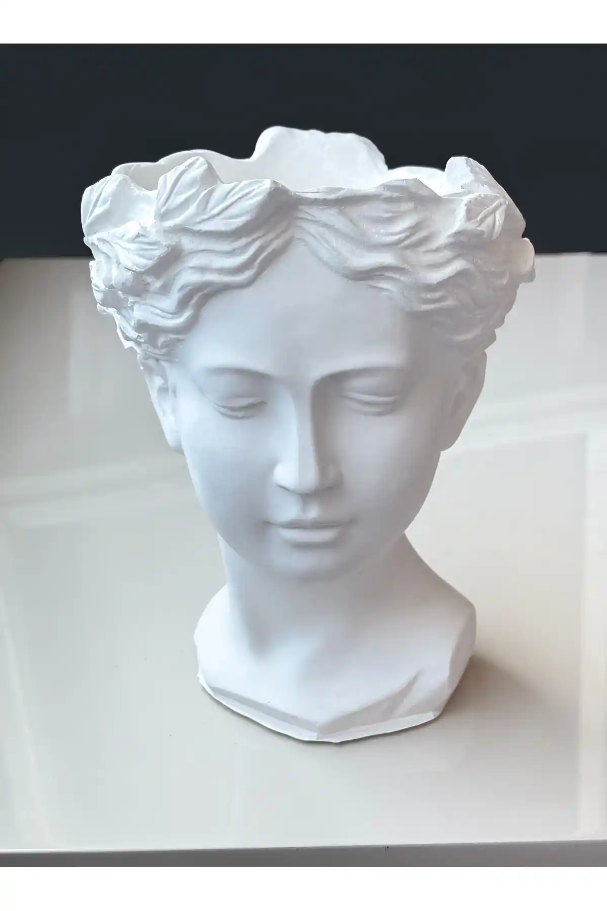 Helen Heykeli Dekorasyonda Mitolojik ve Estetik Bir Dokunuş Sunar