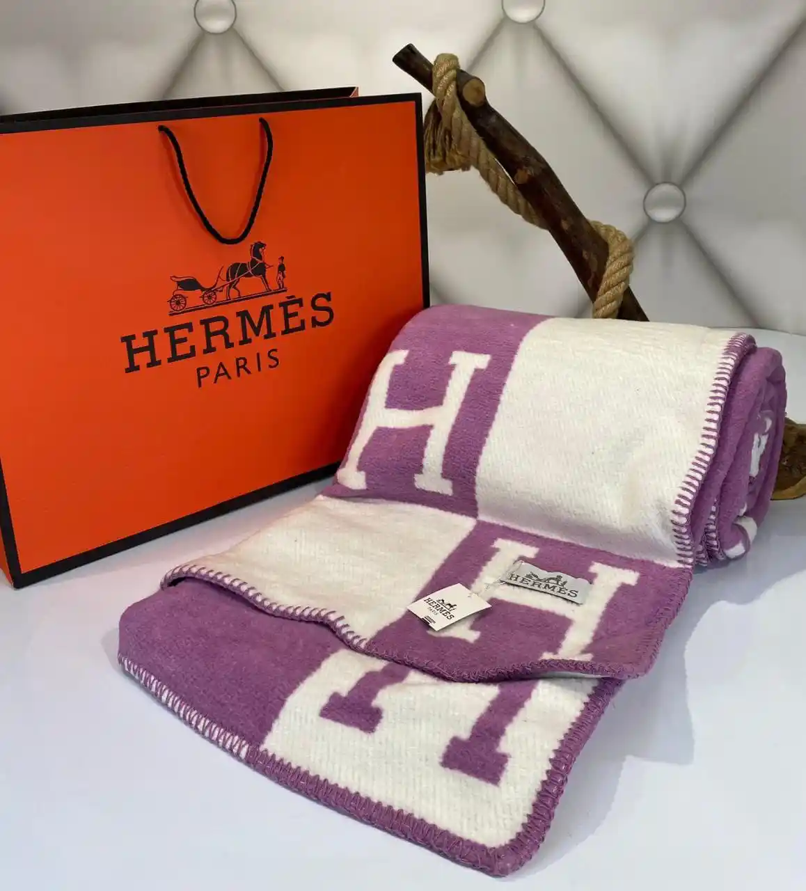 Hermes Battaniyesi ile Dekorasyonda Şıklık ve Konforun Buluşması
