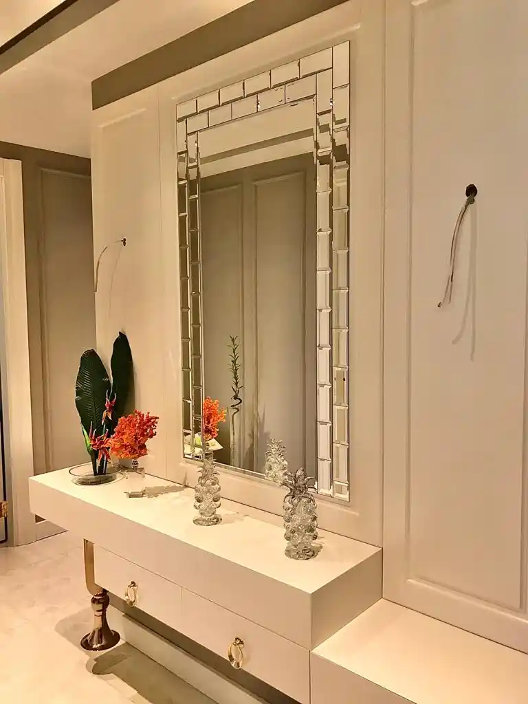 Hol Aynası Dekorasyonunda Şıklık ve İşlevselliği Yansıtan En İyi Modeller