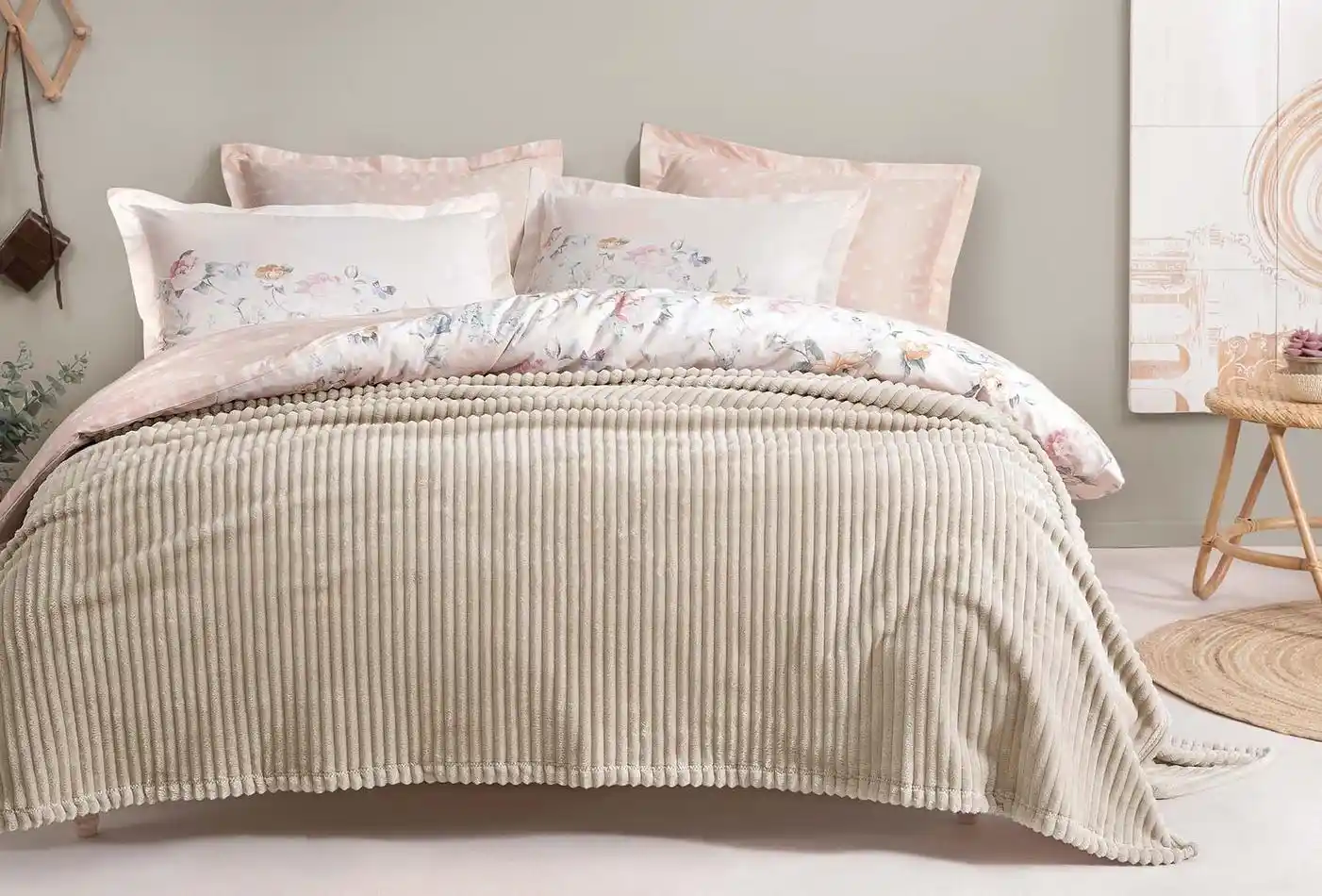 Holly Battaniye ile Modern Dekorasyonda Şıklık ve Konforun Buluşması