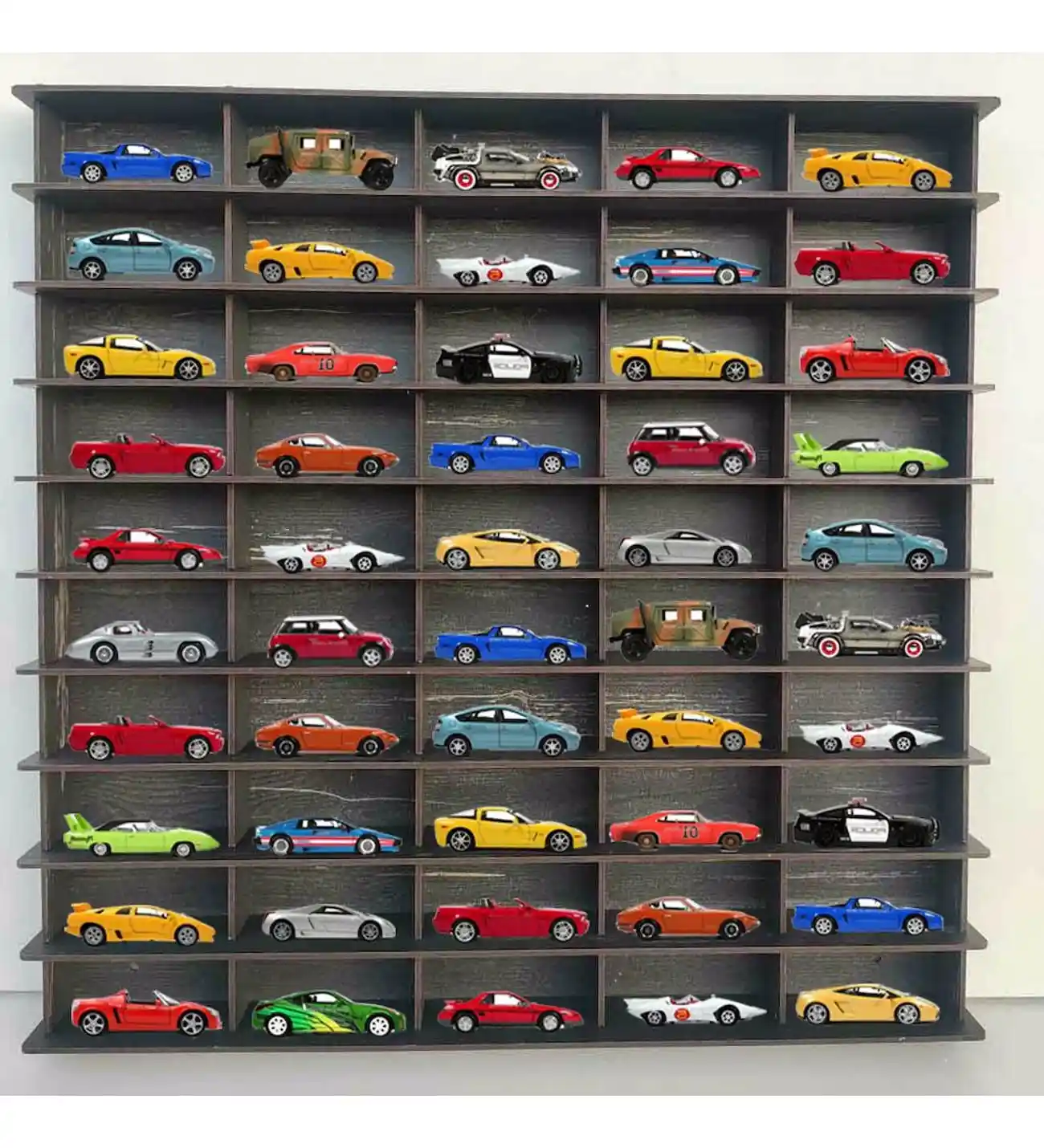 Hot Wheels Duvar Raflarıyla Çocuk ve Genç Odalarında Dinamik Dekorasyon Çözümleri