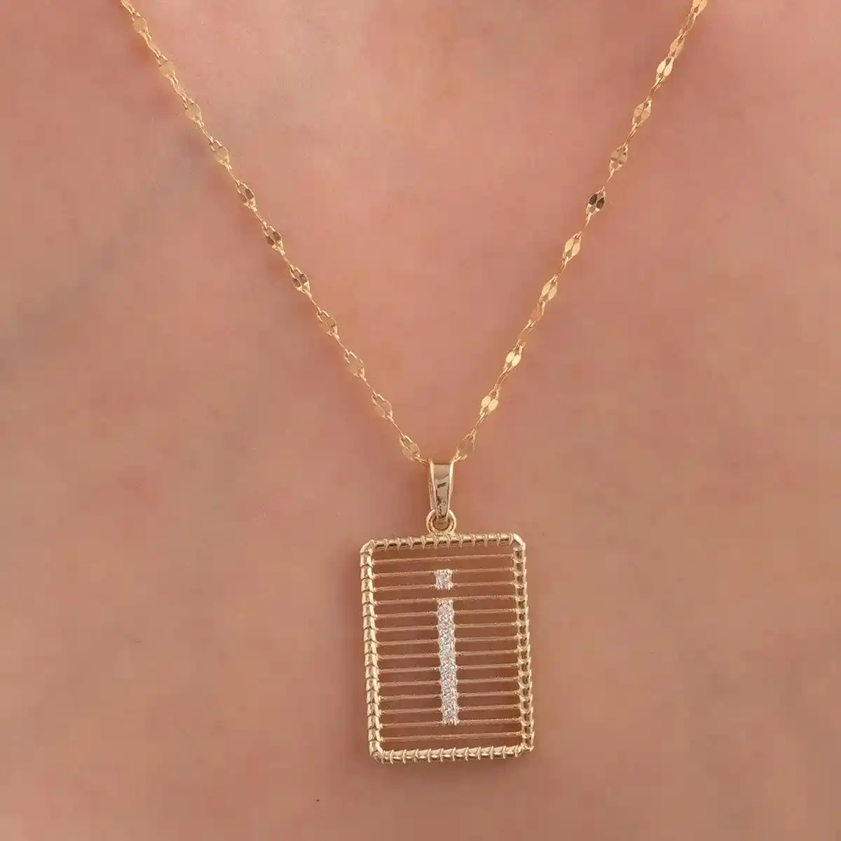 İ harfli kolye dekorasyonunda şıklık ve anlamın birleşimi ile kişisel tarzınızı yansıtın