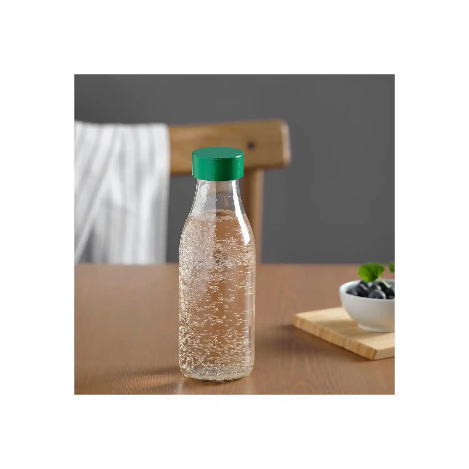 Ikea Cam Su Şişesi ve Ev Dekorasyonunda Şıklık ve Fonksiyonellik