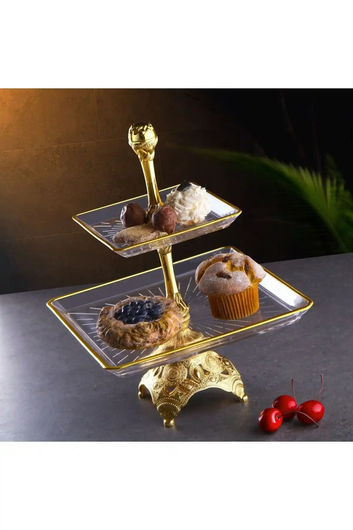 İki Katlı Cam Sunumluklar ile Dekorasyonda Zarafet ve İşlevselliğin Buluşması