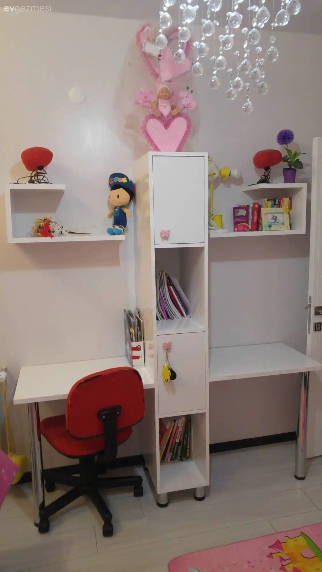 İki Kişilik Çalışma Masası Modelleri ve Dekorasyonda Şıklık ile İşlevselliğin Birleşimi