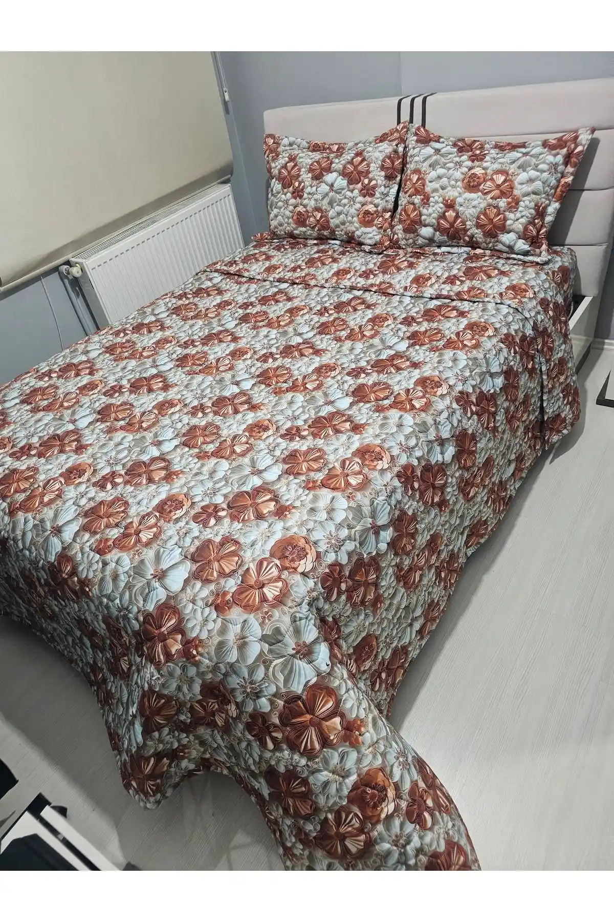 İki Kişilik Yatak Örtüsü Seçimi ve Dekorasyonda Şıklık ile Konforun Uyumlu Kombinasyonu