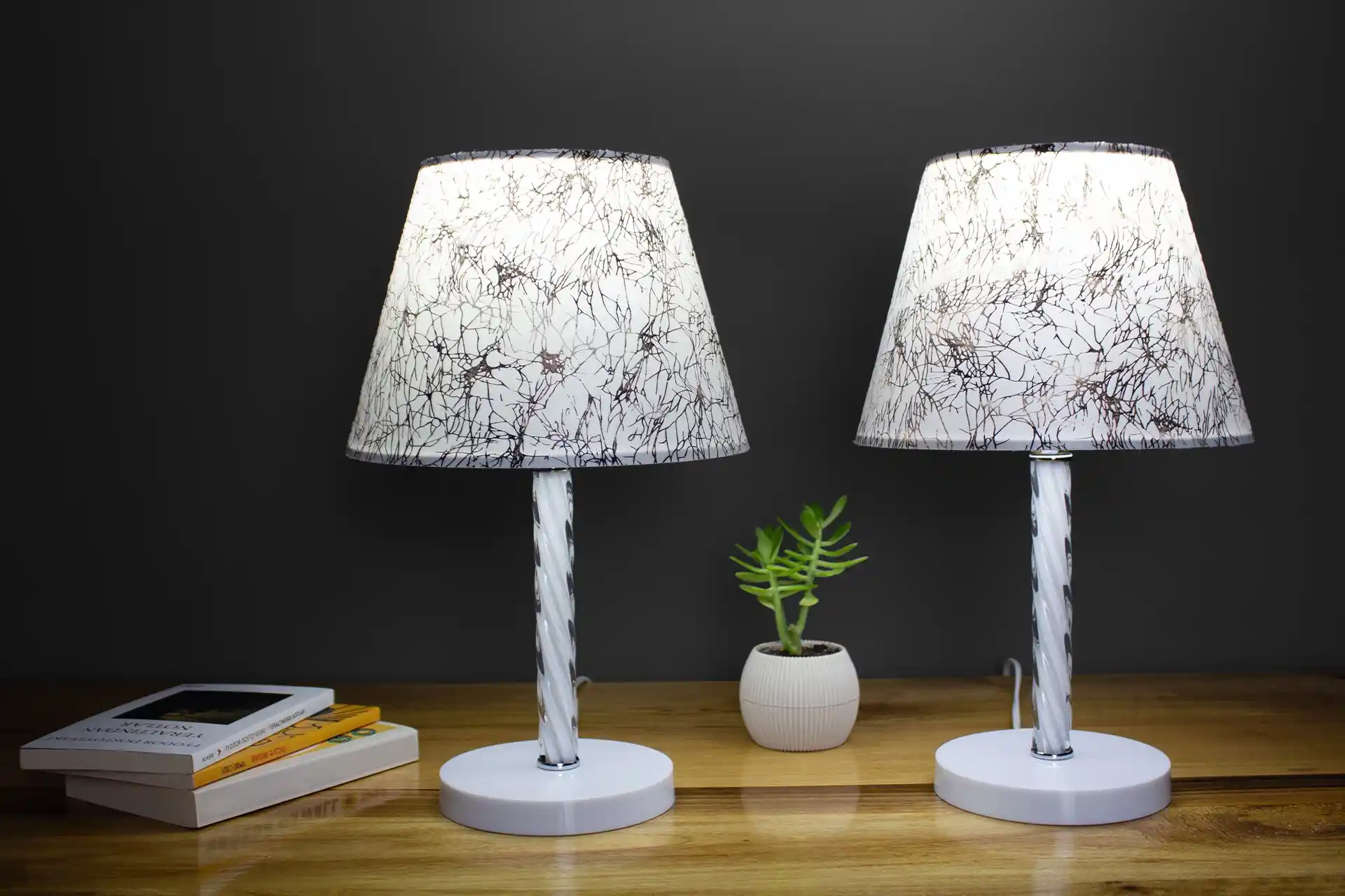 İkili Abajurlar ile Dekorasyonda Şıklık ve İşlevsellik Sağlayan Modern Çözümler