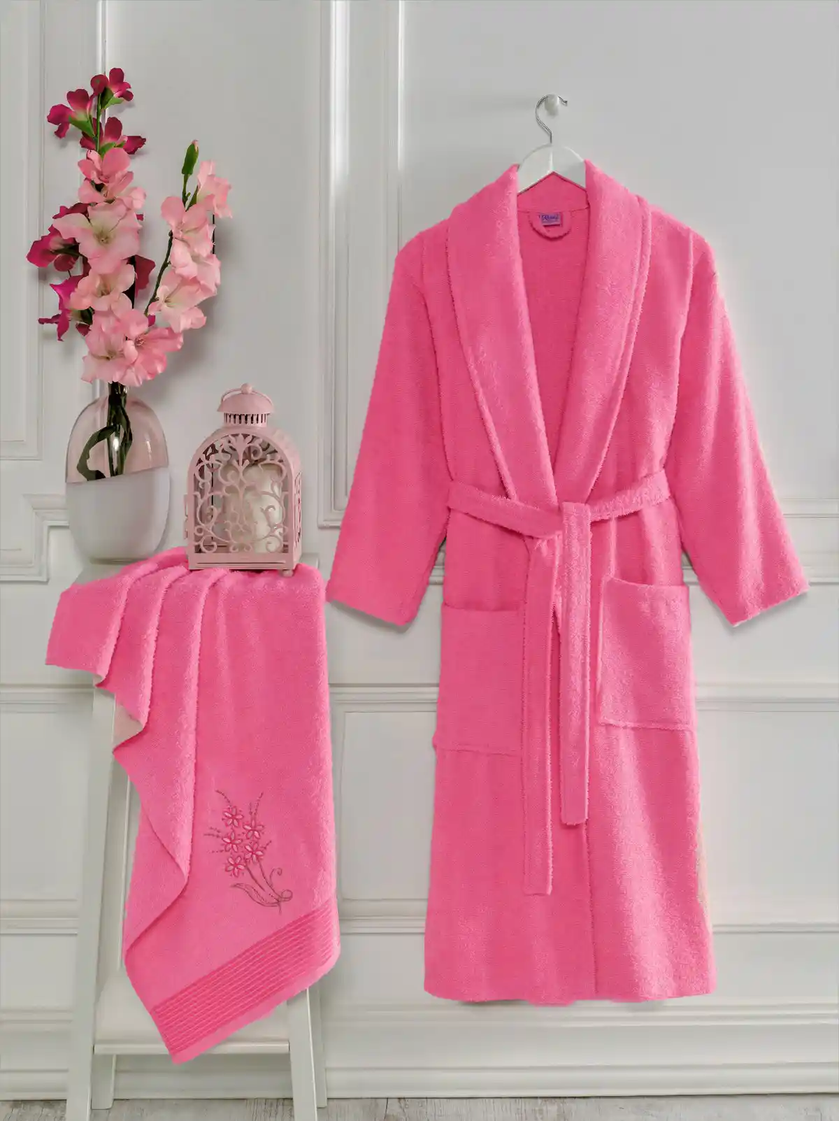 İnce Havlu Bornozlarıyla Banyo Dekorasyonunda Zarafet ve Konforun Birleşimi