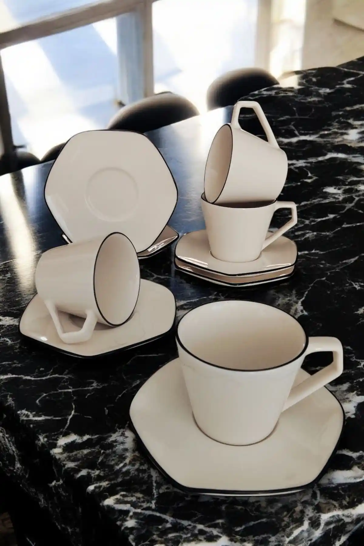 İnce Kahve Fincanı ile Dekorasyonda Zarafet ve İncelik Yaratma Rehberi