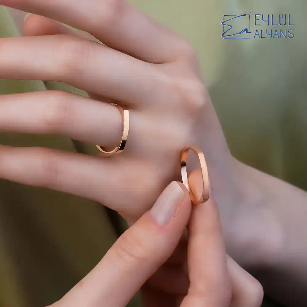 İnce Kare Alyans Modelleriyle Zarif ve Modern Tasarımların Öne Çıkması