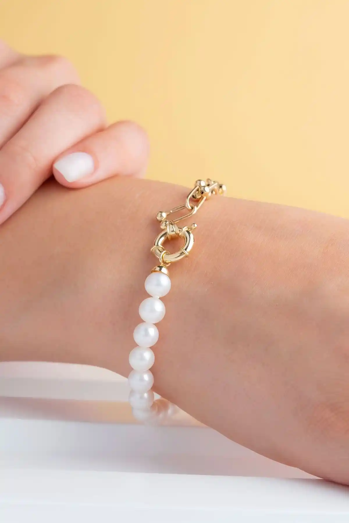 İnci ve Minik Altın Bilekliklerle Dekorasyonda Zarafet ve Şıklık Yaratma Rehberi