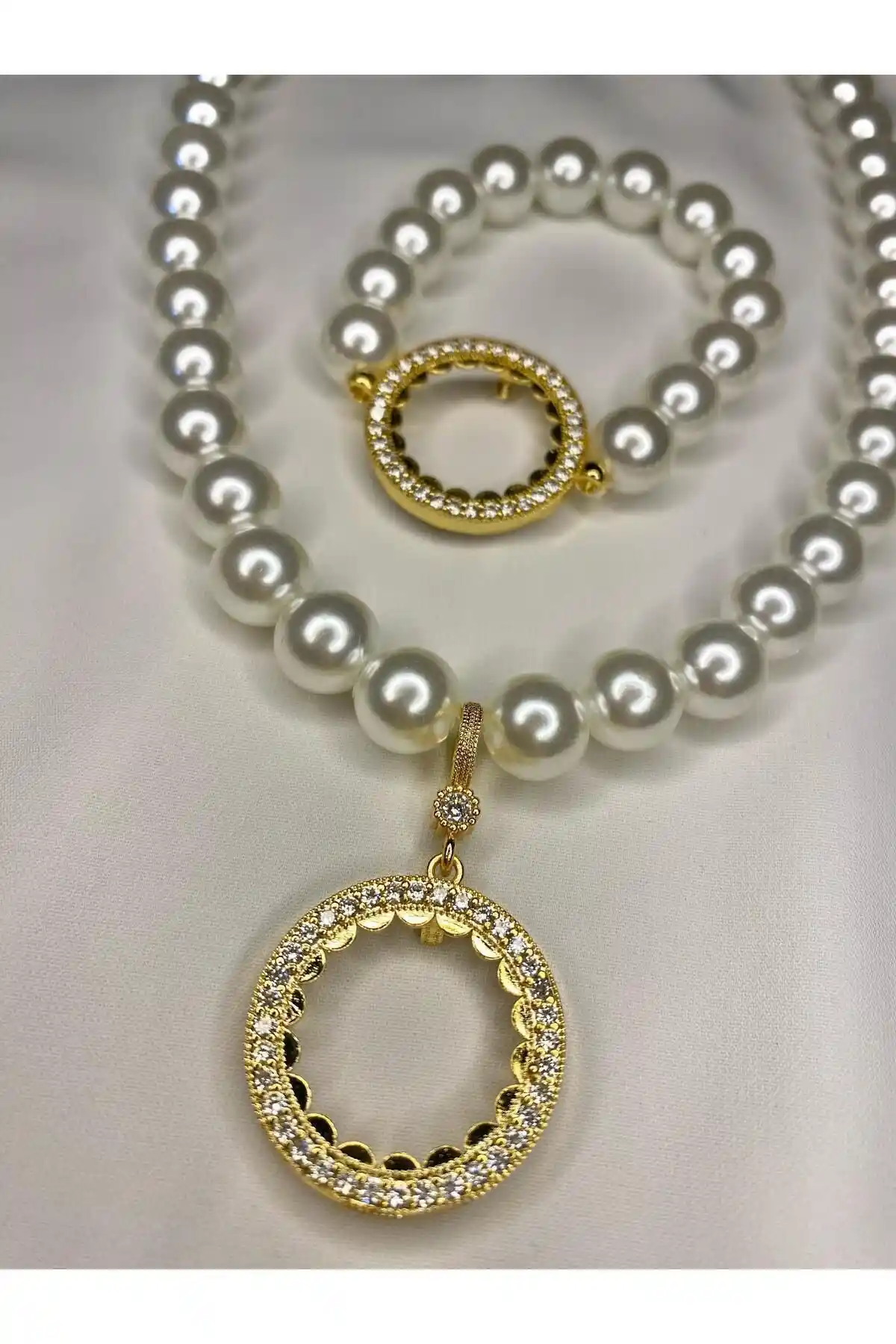 İncili Yarım Altın Kolye: Zarafet ve Anlamın Modern Takı Seçeneği