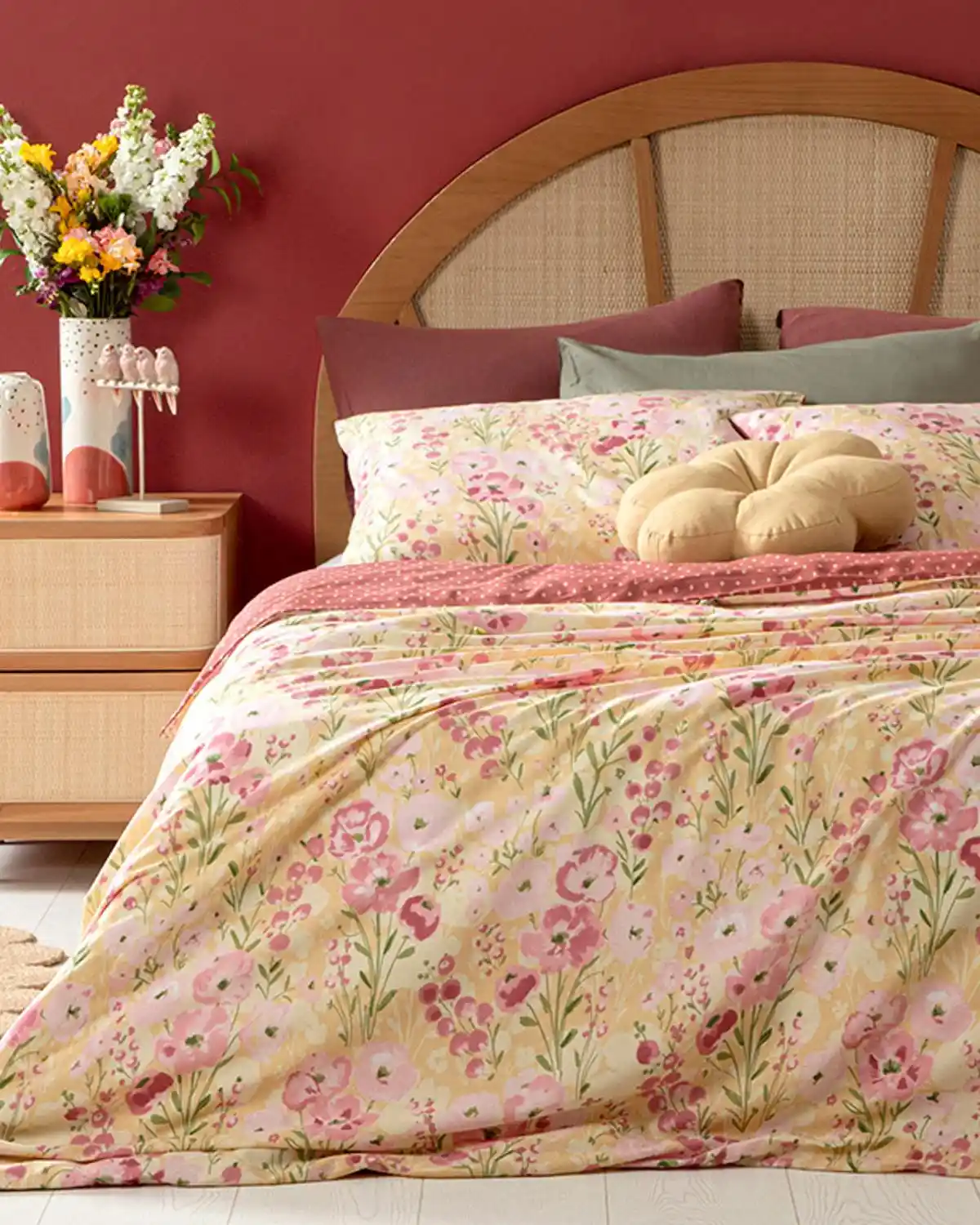 İngiliz Esintili Çiçekli Nevresimlerle Şık ve Sıcak Yatak Odası Dekorasyonu