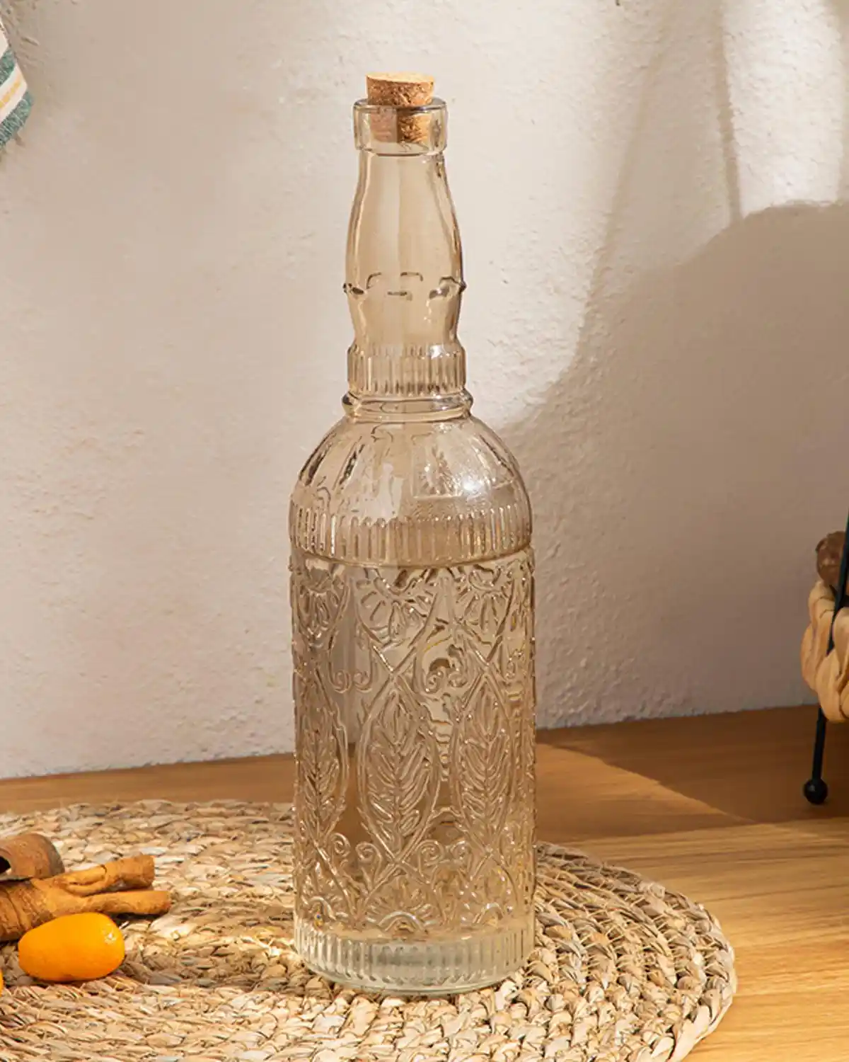 İngiliz Evi Dekorasyonunda Cam Şişelerin Şıklığı ve İşlevselliği Nasıl Kullanılır