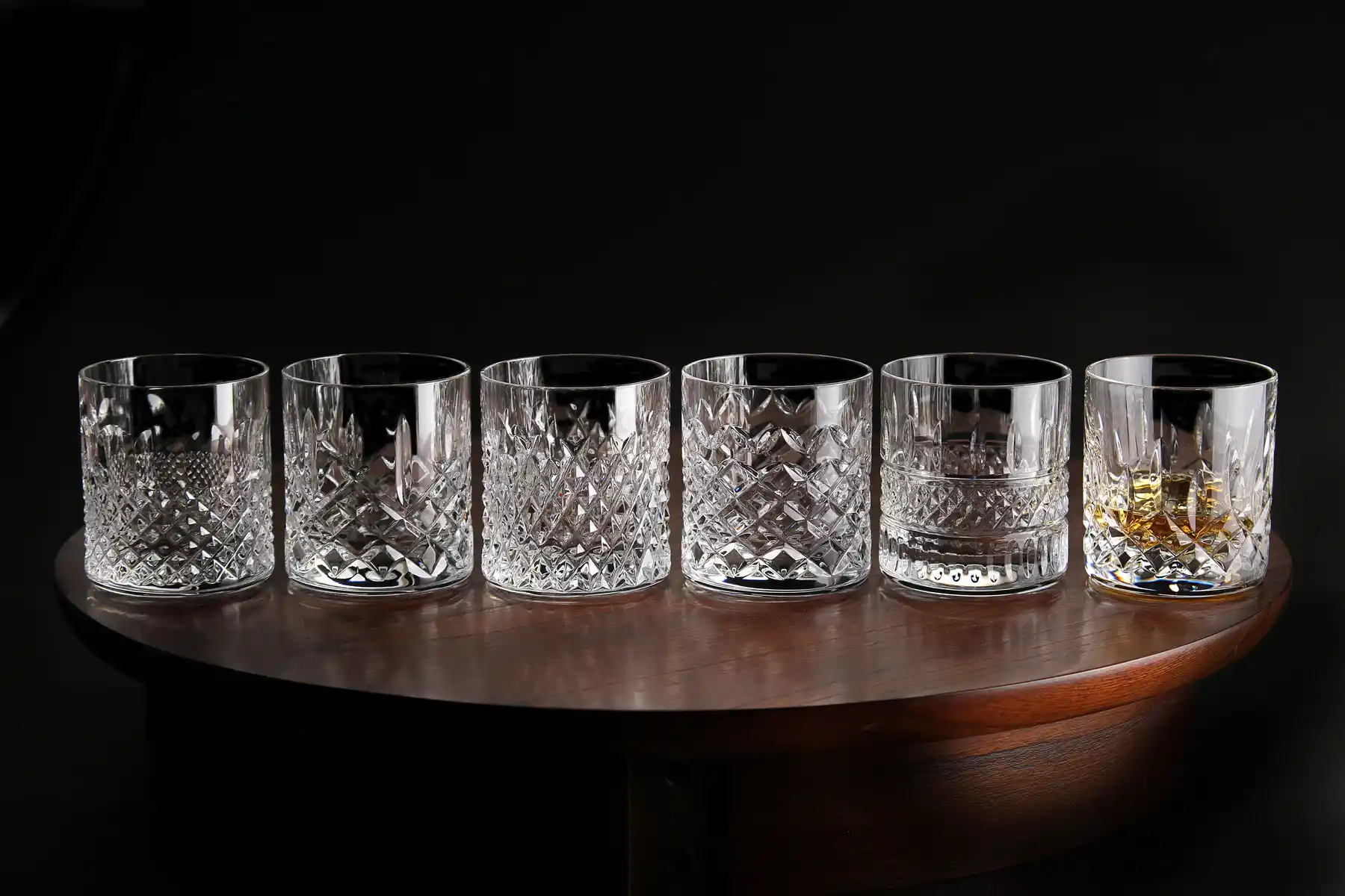 İngiliz Evlerine Uygun Şık ve Dekoratif Viski Bardağı Seçenekleri ve Dekorasyon İpuçları