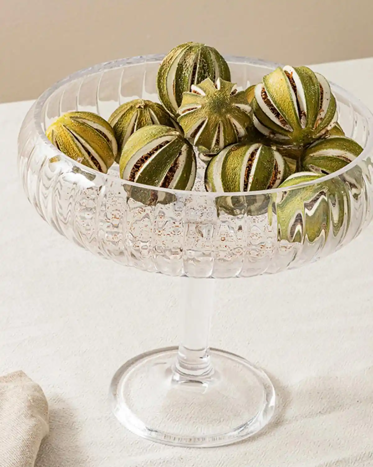 İngiliz Home Cam Ayaklı Sunumluklar: Şık ve Fonksiyonel Dekorasyon Çözümü