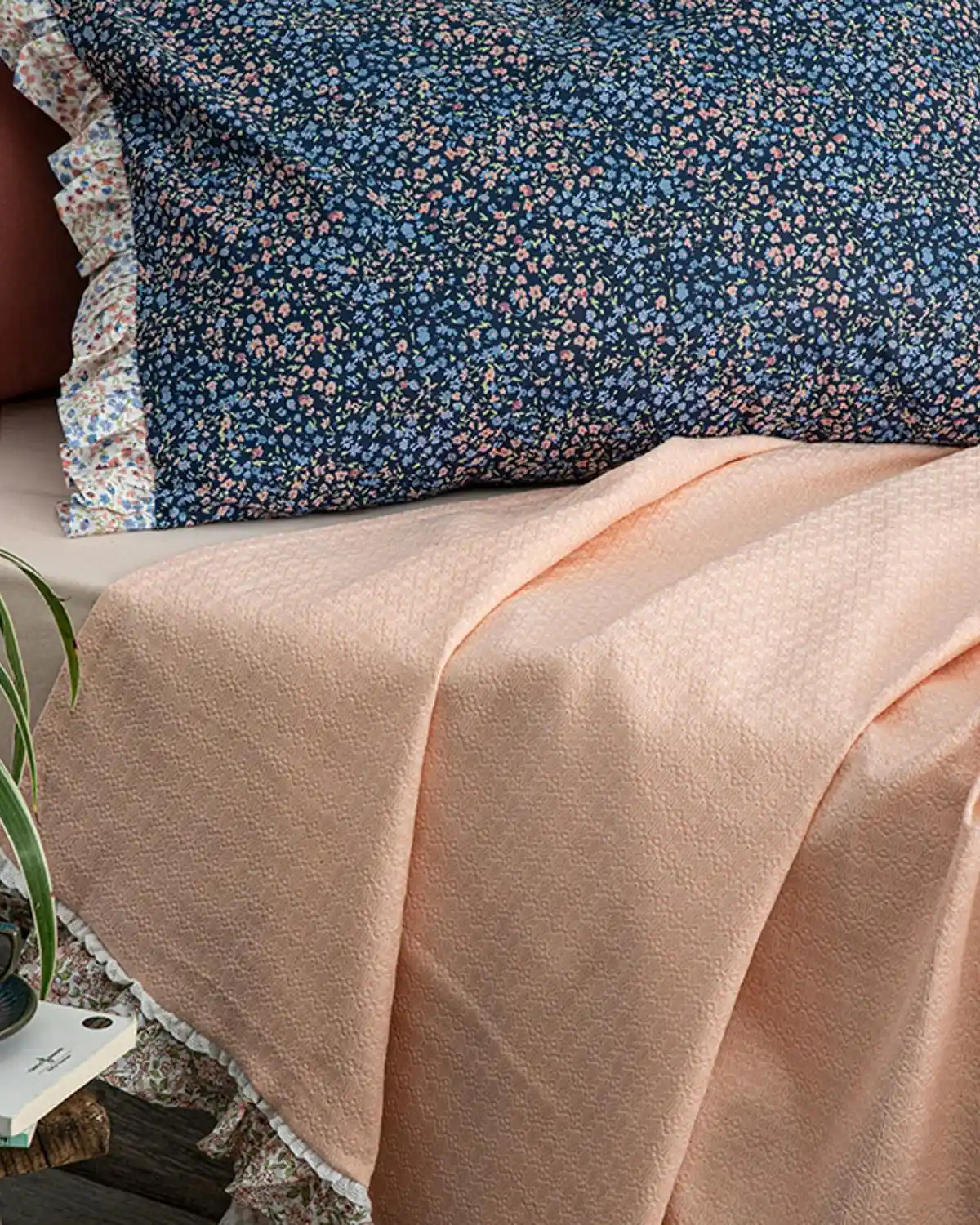 İngiliz Stilinde Fırfırlı Pike ile Dekorasyonda Zarafet ve Şıklık Yaratma Rehberi