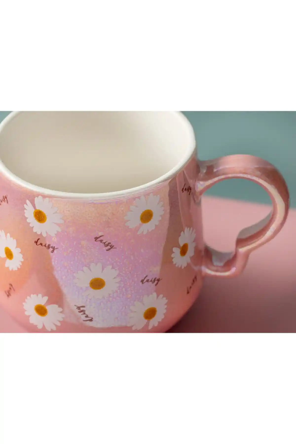 İngiliz Stilinin Zarif Simgesi Daisy Kupa ile Dekorasyonda Şıklık ve Sadeliğin Buluşması