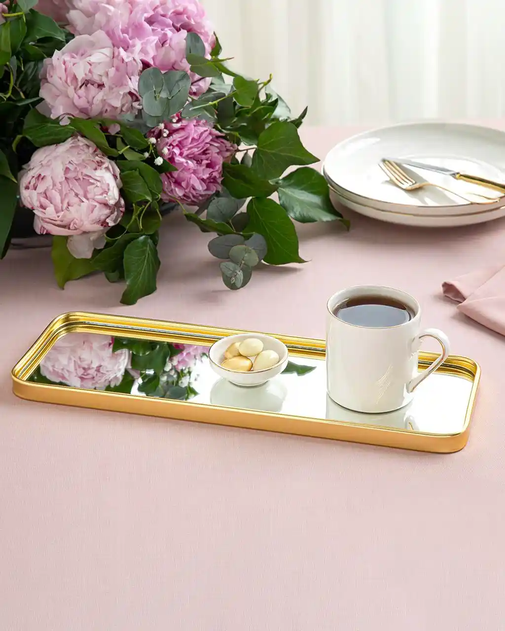 İngiliz Tarzı Aynalı Tepsi ile Dekorasyonunuzu Şık ve Fonksiyonel Hale Getirin