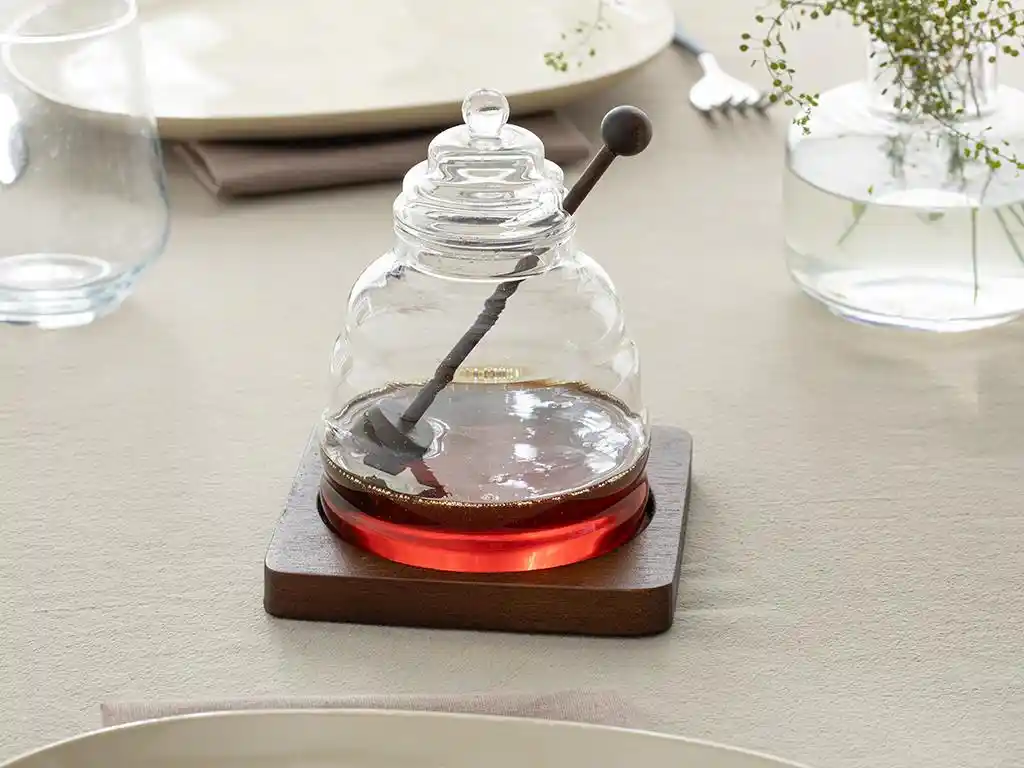 İngiliz Tarzı Dekorasyonda Bal Kavanozlarıyla Doğal ve Şık Bir Atmosfer Yaratma