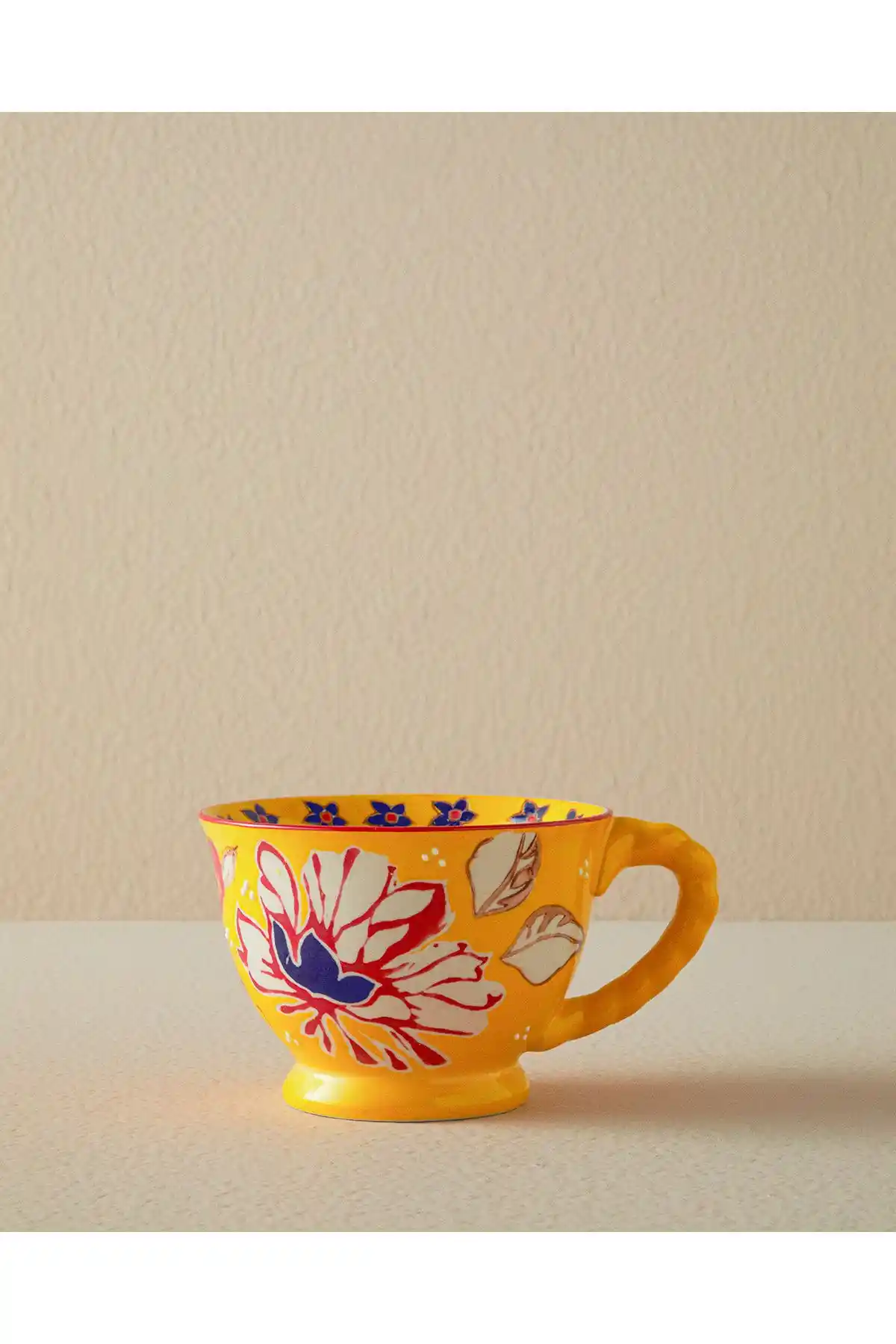 İngiliz Tarzı Dekorasyonda Çiçekli Kupalarla Sıcak ve Şık Bir Atmosfer Yaratın