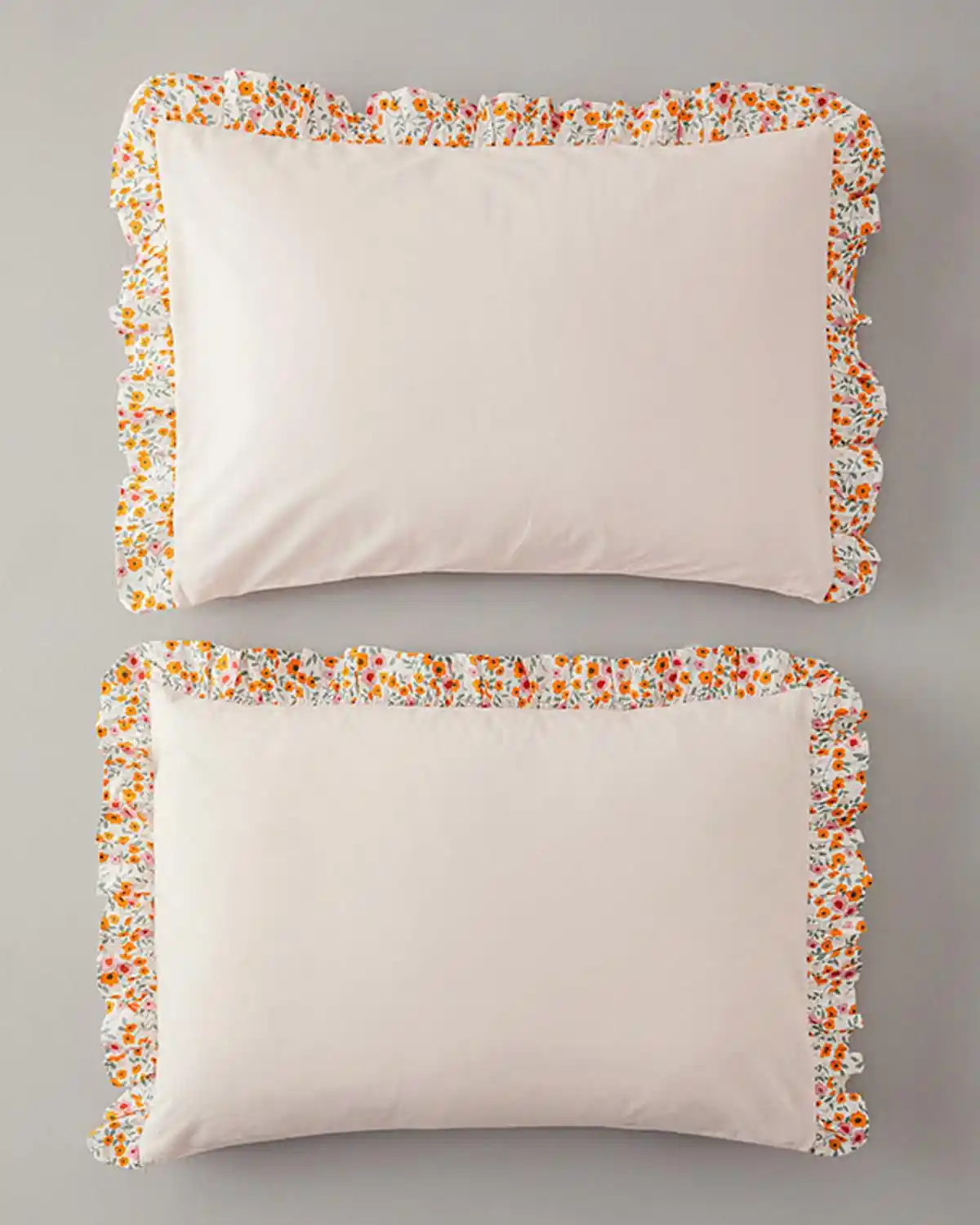 İngiliz Tarzı Dekorasyonda Fırfırlı Yastık Kılıflarıyla Şıklık ve Zarafet Yaratın