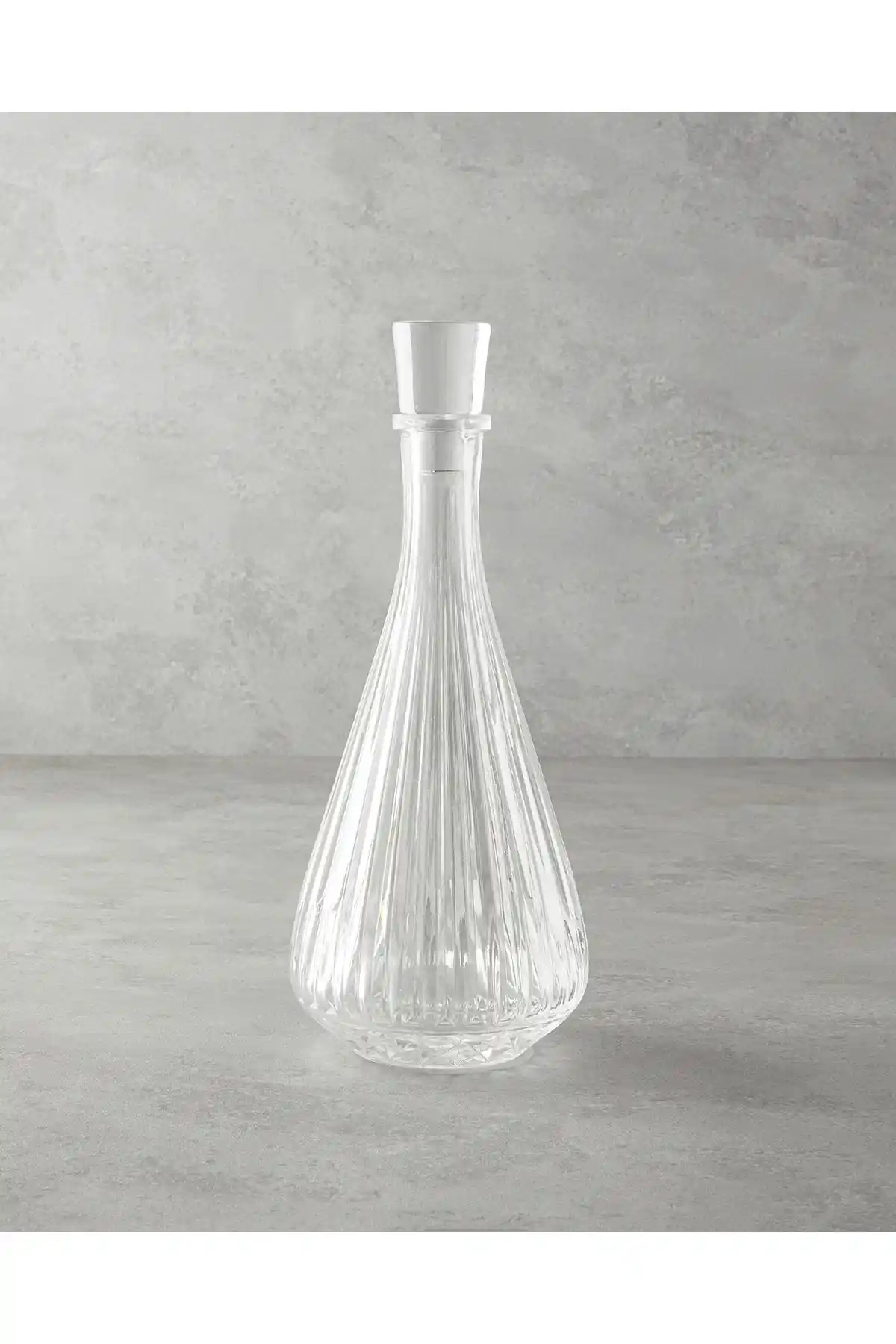 İngiliz Tarzı Dekorasyonda Karaf Detaylarıyla Şıklık ve Zarafet Yaratın