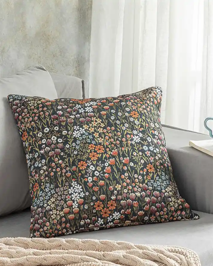 İngiliz Tarzı Dekorasyonda Kırlent Kılıfı Seçenekleri ve Stil İpuçları