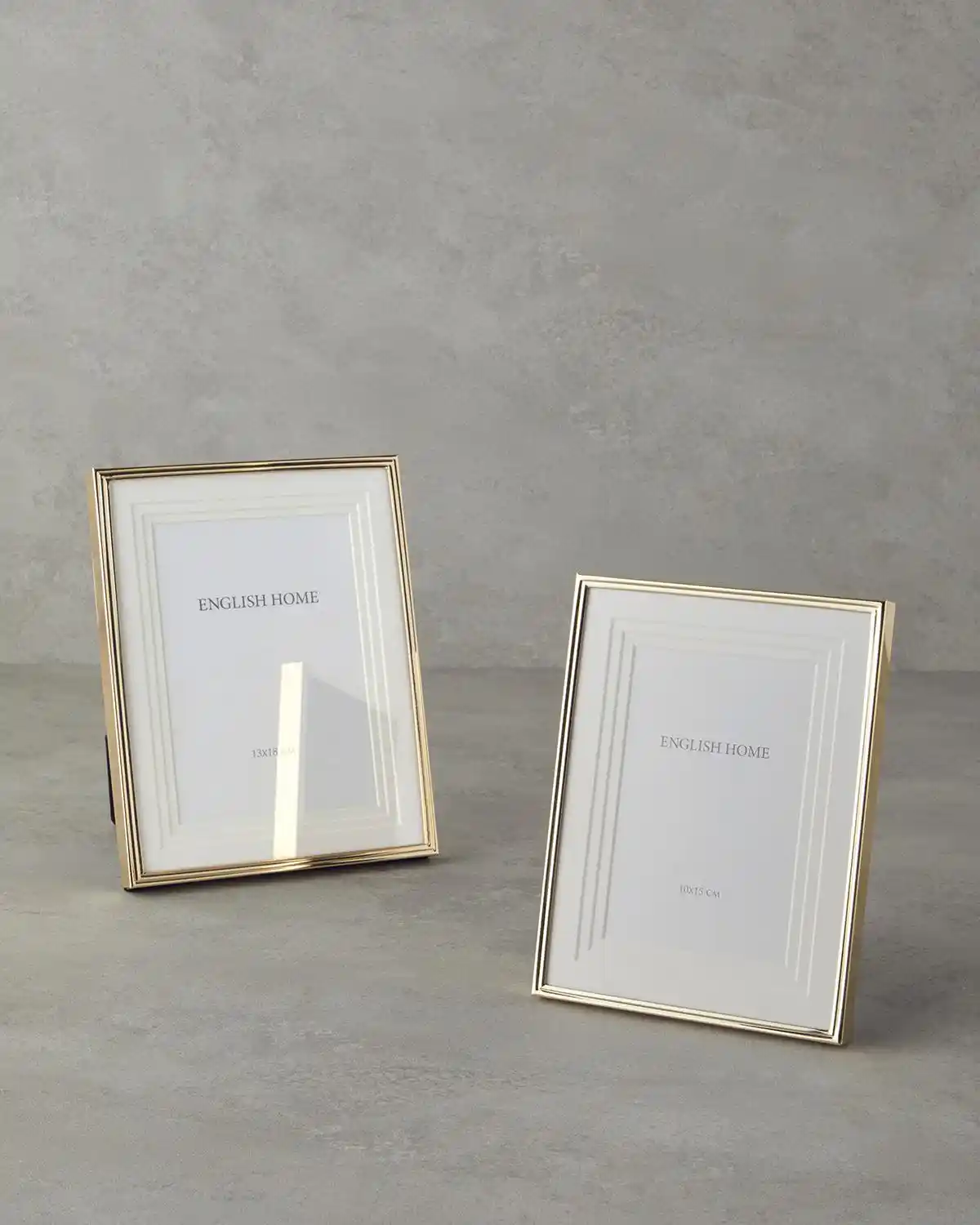 İngiliz Tarzı Ev Dekorasyonunda Altın Çerçeve Trendleri ve Kullanım İpuçları