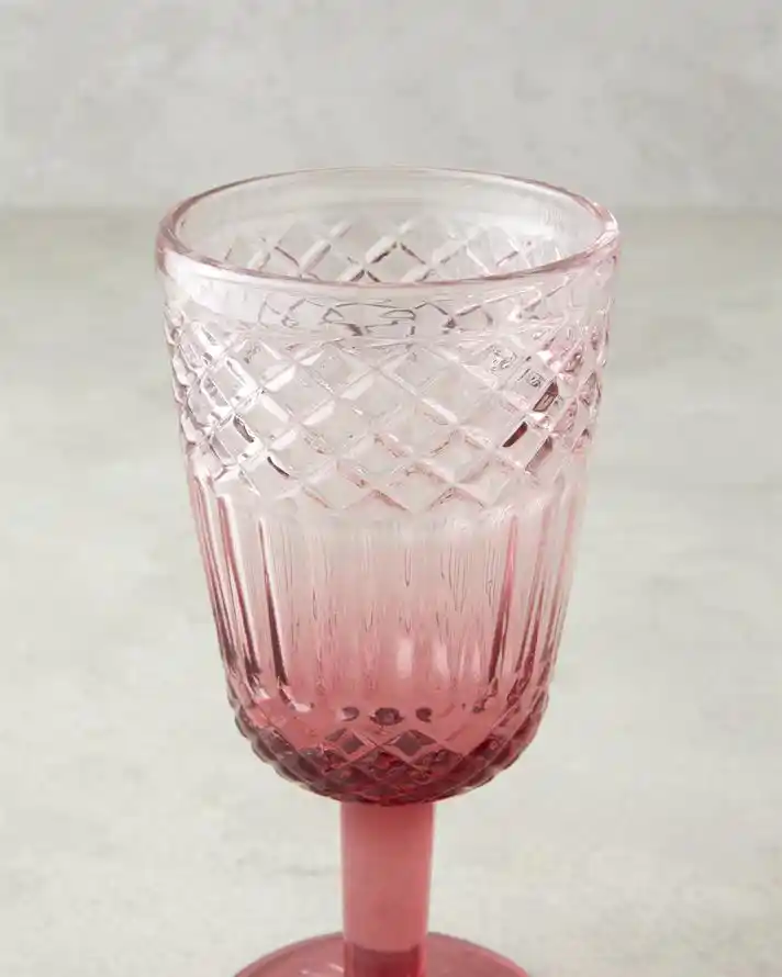 İngiliz Tarzı Ev Dekorasyonunda Bardak ve Kadeh Kullanımıyla Şıklık ve Zarafet