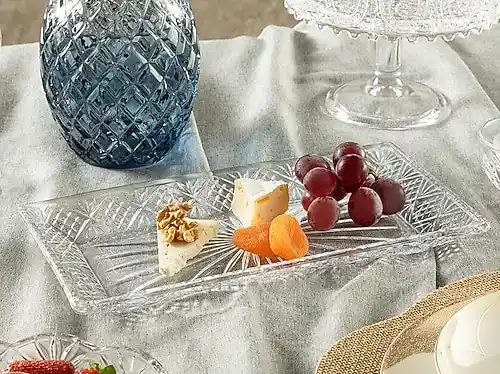 İngiliz Tarzı Ev Dekorasyonunda Cam Tabakların Estetik ve Fonksiyonel Kullanımı