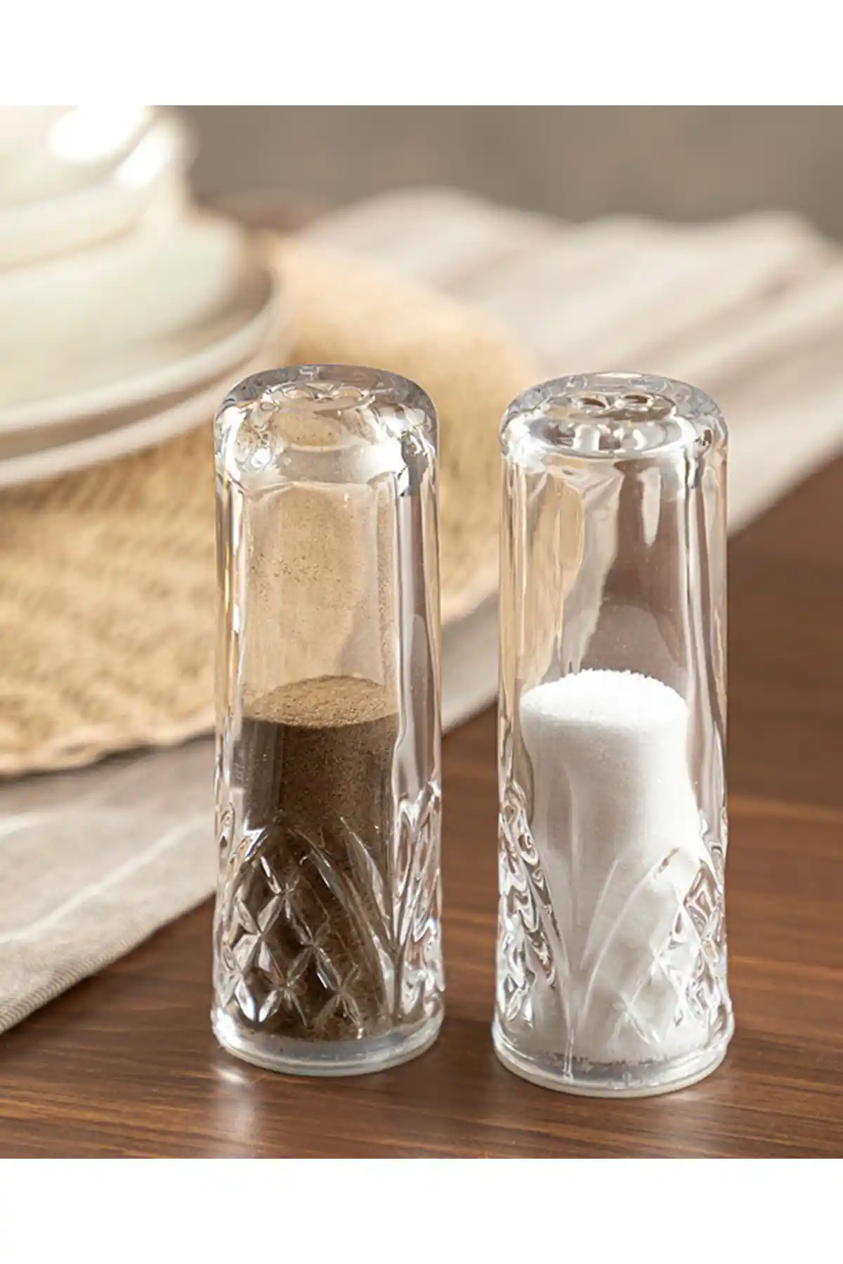 İngiliz Tarzı Ev Dekorasyonunda Cam Tuzluk ve Biberliklerin Önemi ve Seçim İpuçları