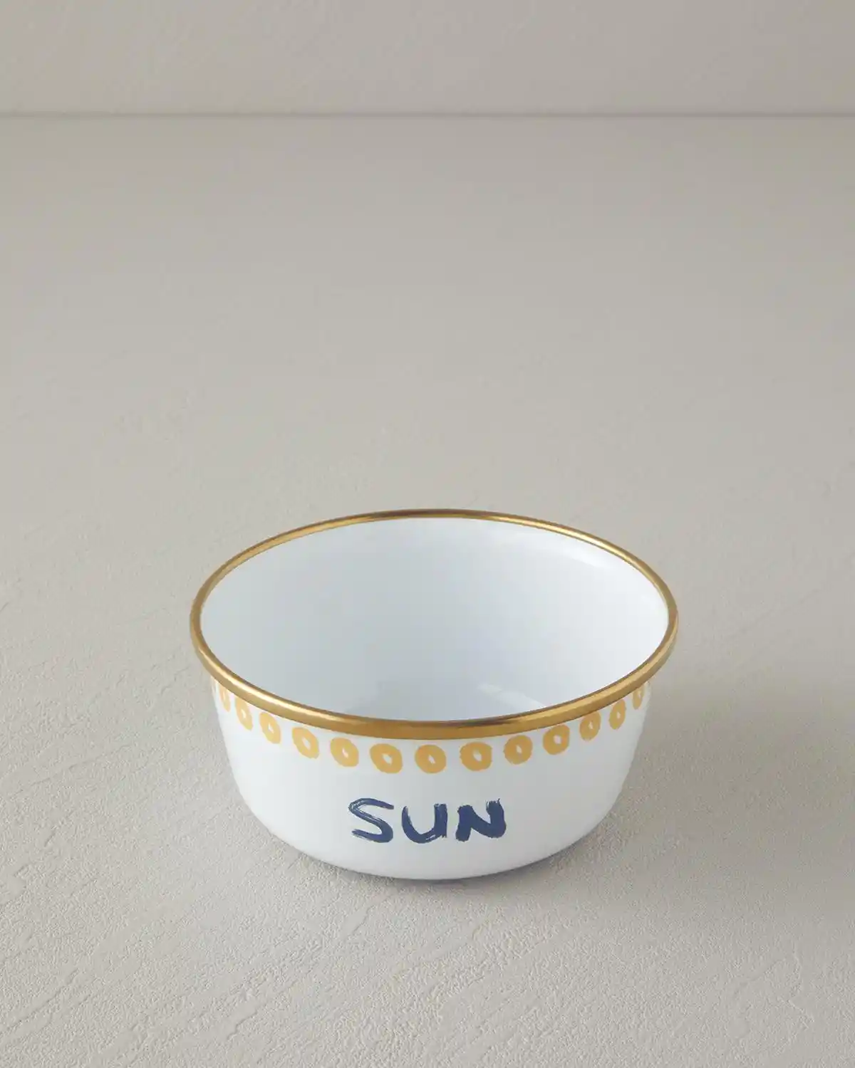 İngiliz Tarzı Ev Dekorasyonunda Emaye Kaselerin Estetik ve Fonksiyonel Kullanımı