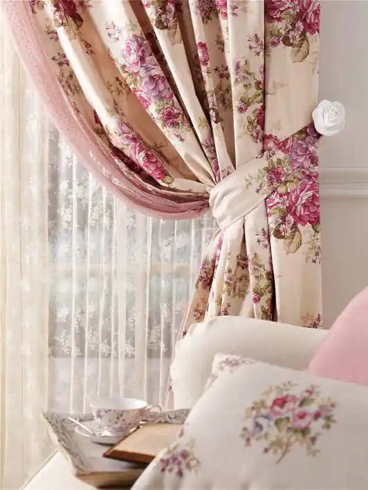 İngiliz Tarzı Ev Dekorasyonunda Fon Perdelerin Şıklık ve Fonksiyonelliği