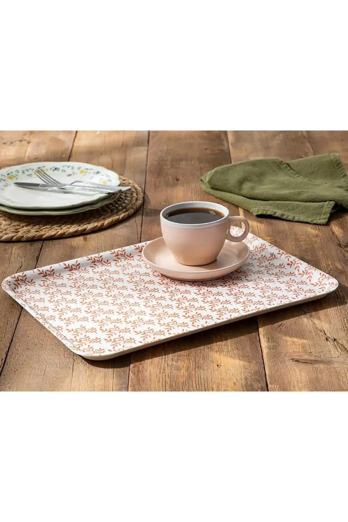 İngiliz Tarzı Ev Dekorasyonunda Güvenli ve Estetik Kaymaz Tepsi Kullanımı