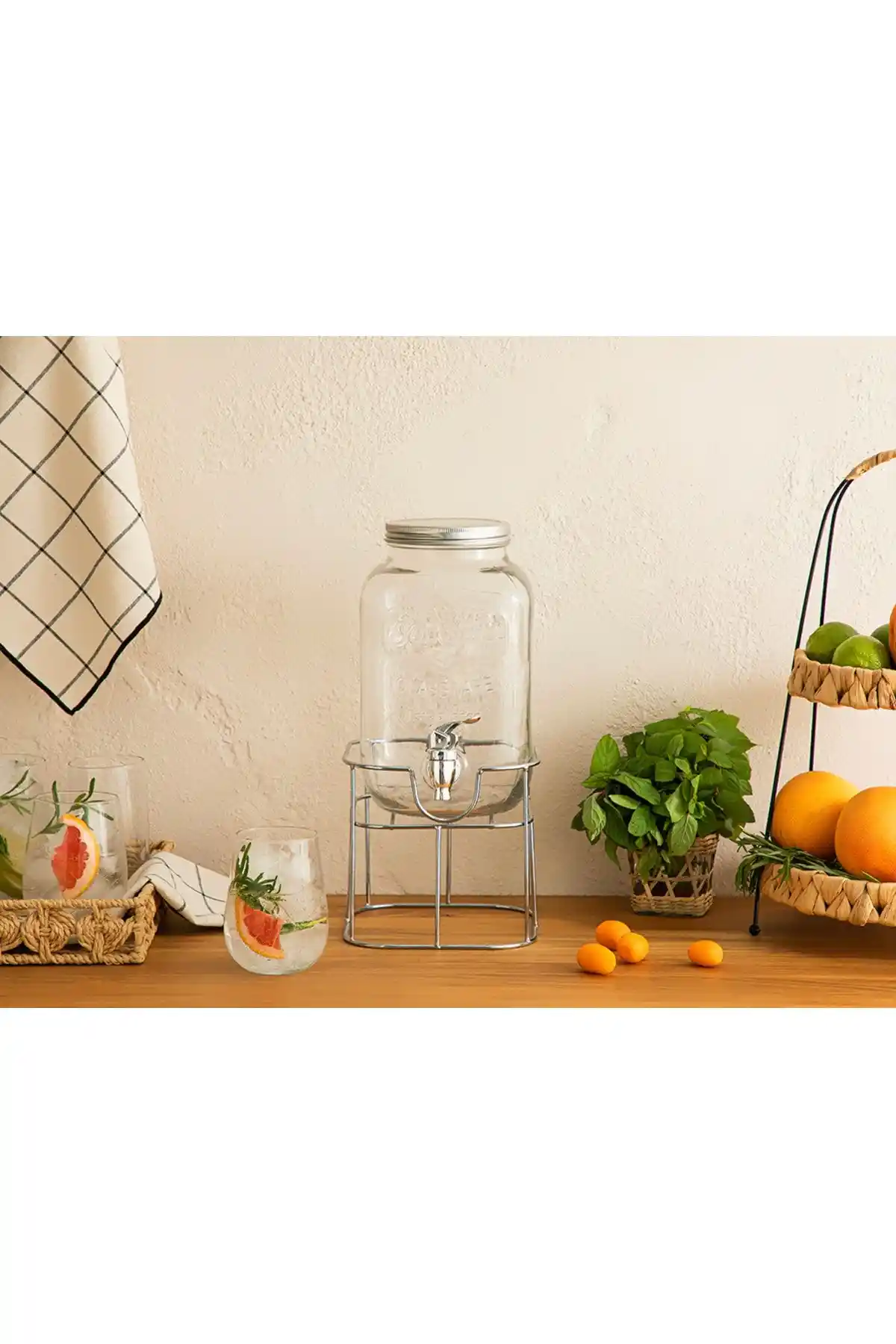 İngiliz Tarzı Ev Dekorasyonunda Meşrubatlıkların Şık ve Fonksiyonel Kullanımı