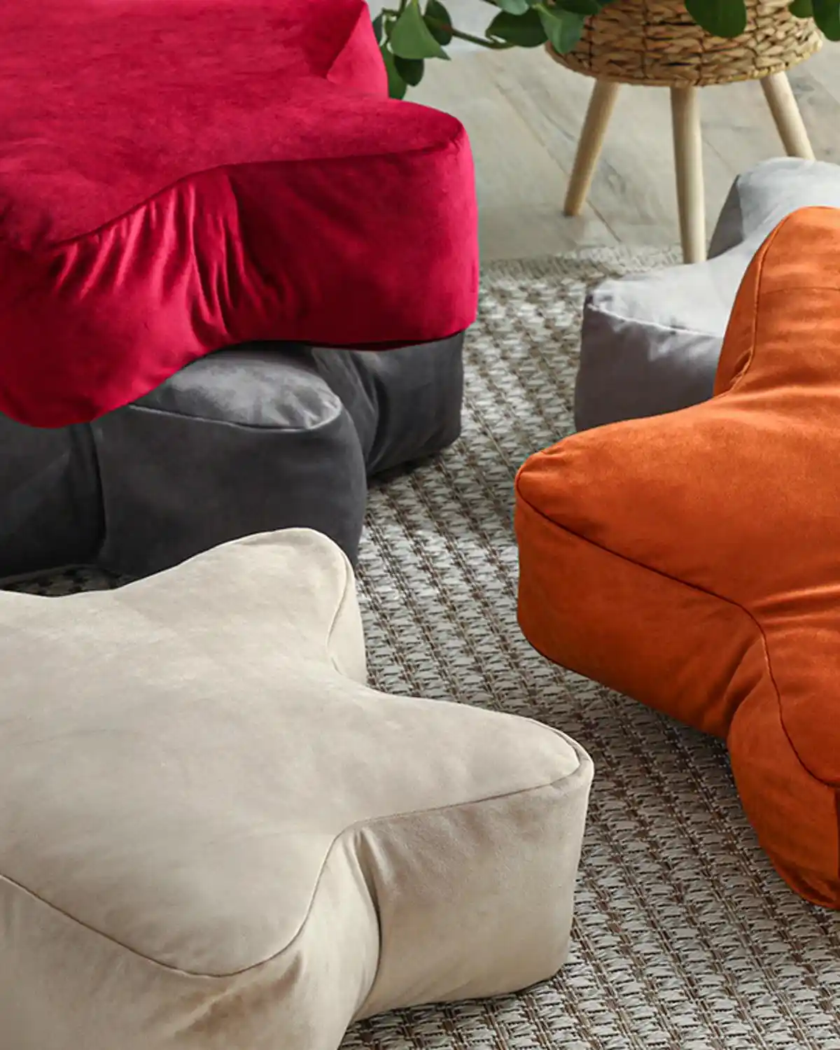 İngiliz Tarzı Ev Dekorasyonunda Puf Kullanımının Estetik ve Konfor Sağlayıcı Rolü