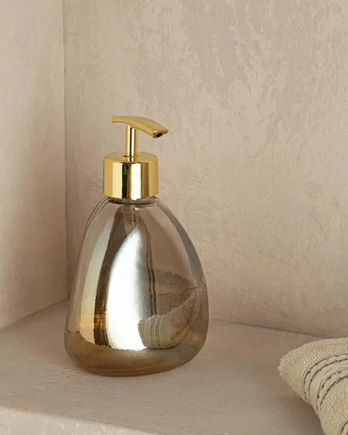 İngiliz Tarzı Ev Dekorasyonunda Sıvı Sabunlukların Seçimi ve Dekoratif Kullanımı